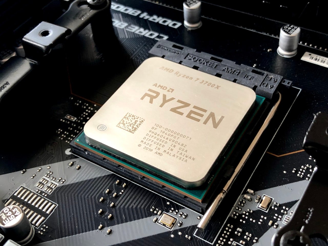 رامات DDR4 أم DDR5؟ فارق الأداء الحقيقي وأهمية القناة المزدوجة وتوقيتات CL