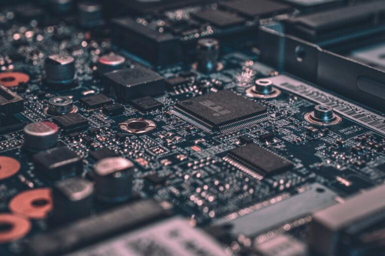 اللوحة الأم (Motherboard): الفوارق بين شرائح B-Series و Z-Series/X-Series وكيف تختار الأنسب